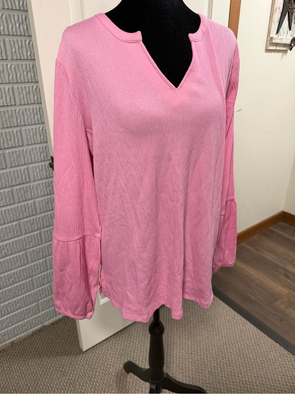 Belle by Kim Gravel Pink Textured Split Neck Blouse Size Large Bell Sleeve Top - Picture 1 of 5